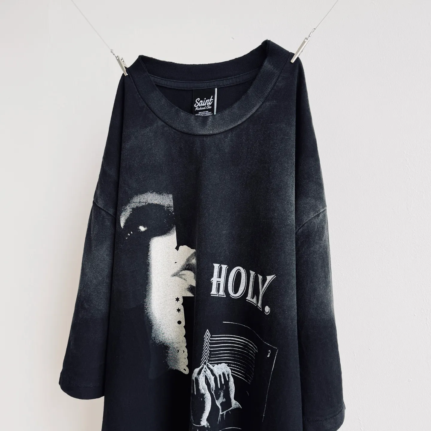P138 # CTS-104 Bieber's same style "HOLY PRAY FOR ME" limited edition. 260g heavyweight pure cotton fabric after washing. Retro single-stitch heaven and earth stitch craftsmanship. Hand-painted + sandblasted and washed with water + hand-cut ribs. Size: S M L XL Customized 260g gram weight 100% cotton special washed fabric that is consistent with the original. With the blessing of imitation sun-drying, heavy sandblasting and fading + edge grinding + Assute fermentation and washing, the cotton feel on the surface of the fabric is well presented. Both the texture and feel are ceiling level. After the ready-made garments undergo a series of heavy washing and distressing processes, the retro and high-end sense of the entire garment is directly to the top. The garment making process of the entire garment adopts Saint The most common and complex single-needle sewing process (commonly known as single-thread heaven and earth stitch) among vintage vintage brands such as Michael